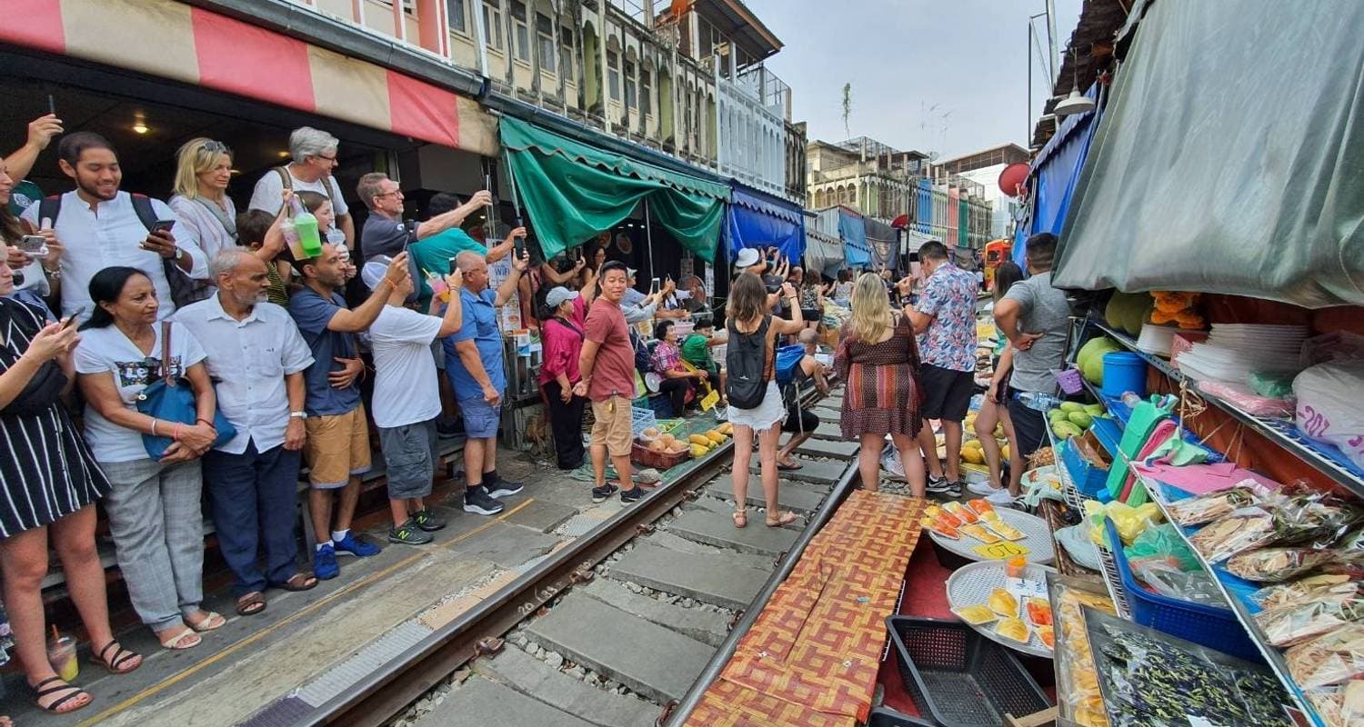 Small Group: Damnoen Floating market & Train market — photo 2