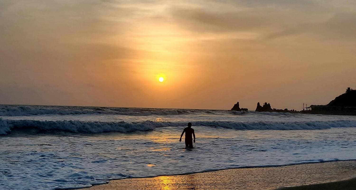 El Salvador Surfer