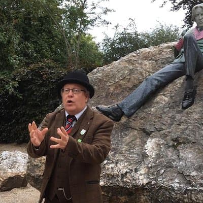 Walking tour in Merrion Square Park with a pint of Guinness Dublin Rogues Tour