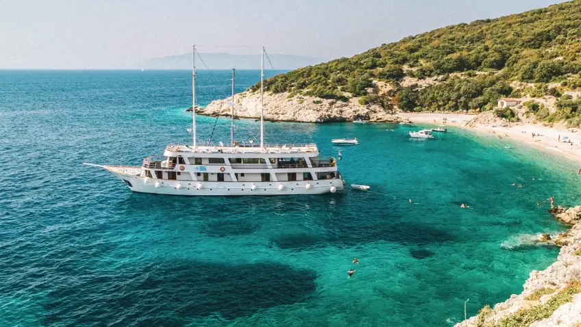 Contiki-Croatia-Island-Sail-premium-ship